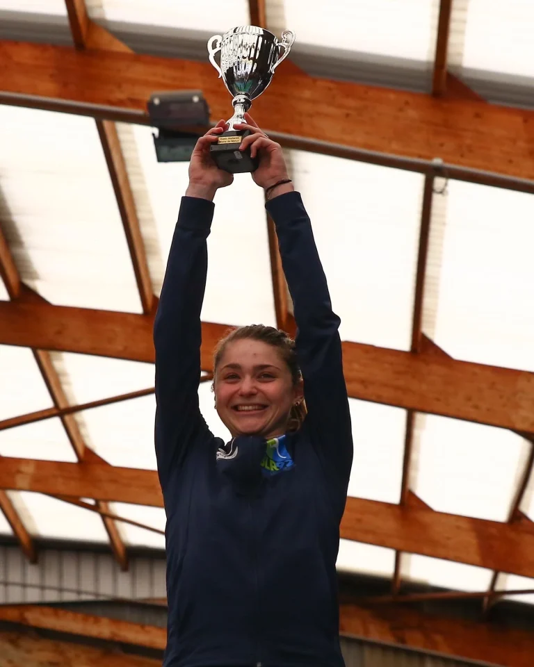 Jade qui soulève une coupe